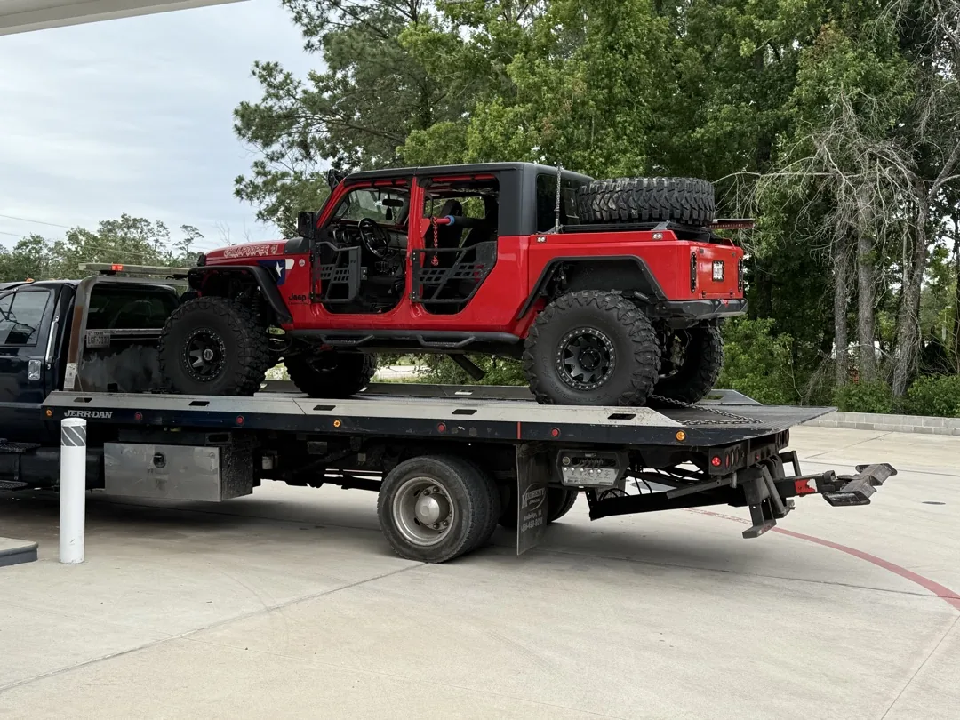 Lifted Jeep Gladiator — off-road rescue